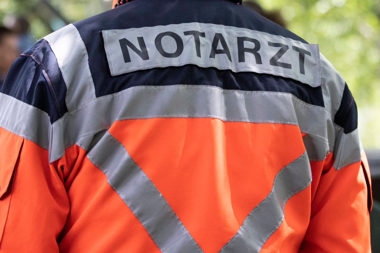 Eine Frau ist in einer Bahn in NRW kollabiert, musste vom Notarzt behandelt werden. Die Polizei hat einen schlimmen Verdacht. (Symbolfoto)