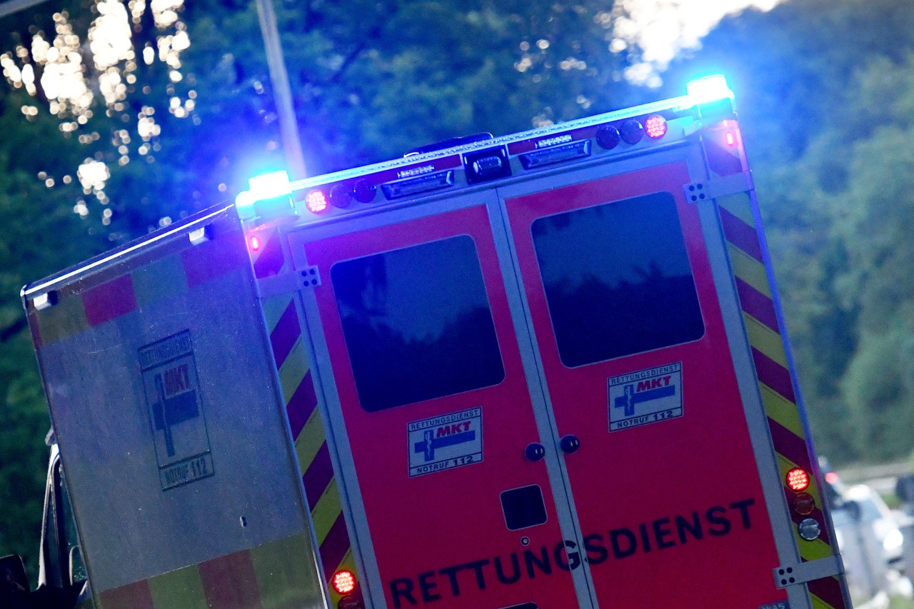 Bochum: Das Unfallopfer kam mit einem Rettungswagen ins Krankenhaus. (Symbolbild)