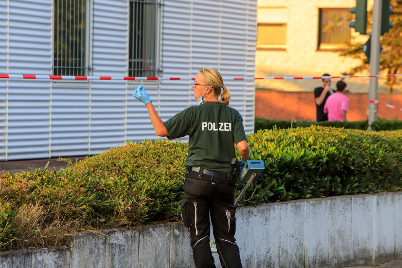 Bochum-Wattenscheid: Mit einem Metalldetektor wurde an der Aral-Tankstelle mutmaßlich nach Patronenhülsen gesucht.