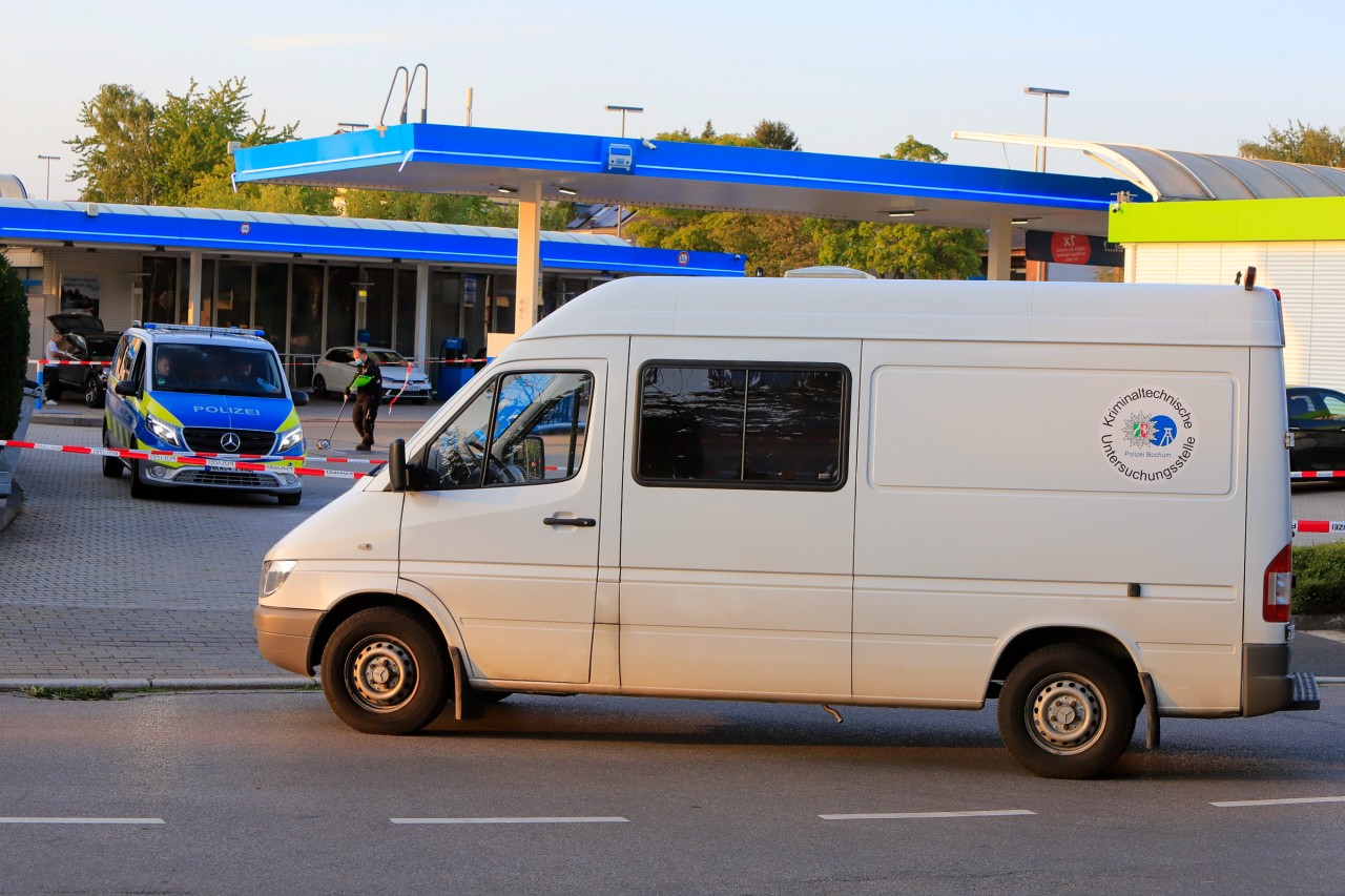 Nicht nur die Polizei, auch Spurensicherung war am Samstagabend an der Aral-Tankstelle in Bochum-Wattenscheid im Einsatz. 