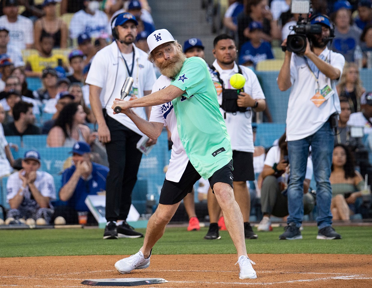 Bryan Cranston sorgt beim Softball-Spiel in Los Angeles für eine Überraschung.