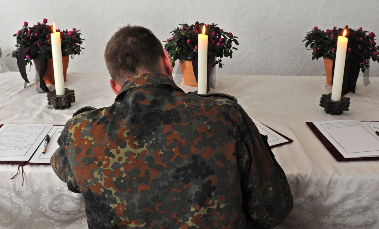 Ein Bundeswehr-Offizier gedenkt einem gefallenen ukrainischen Kameraden (Symbolbild). 