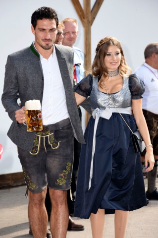 Cathy Hummels und Mats Hummels, hier im September 2017, taten nacheinander in der gleichen Webshow auf und stellten sich unangenehmen Fragen.