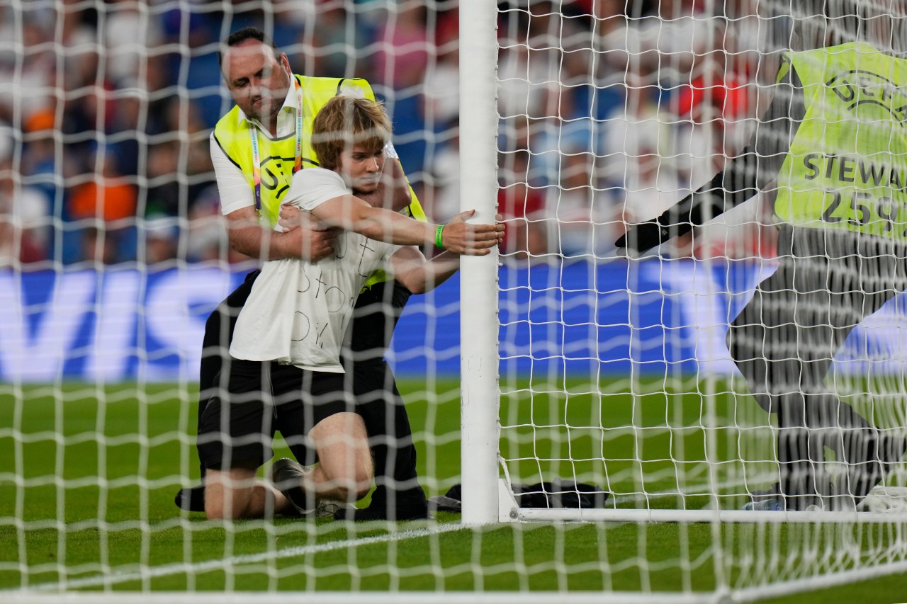 Frauen-EM 2022: Das Viertelfinalspiel England gegen Spanien wurde von einem Demonstranten gestört.