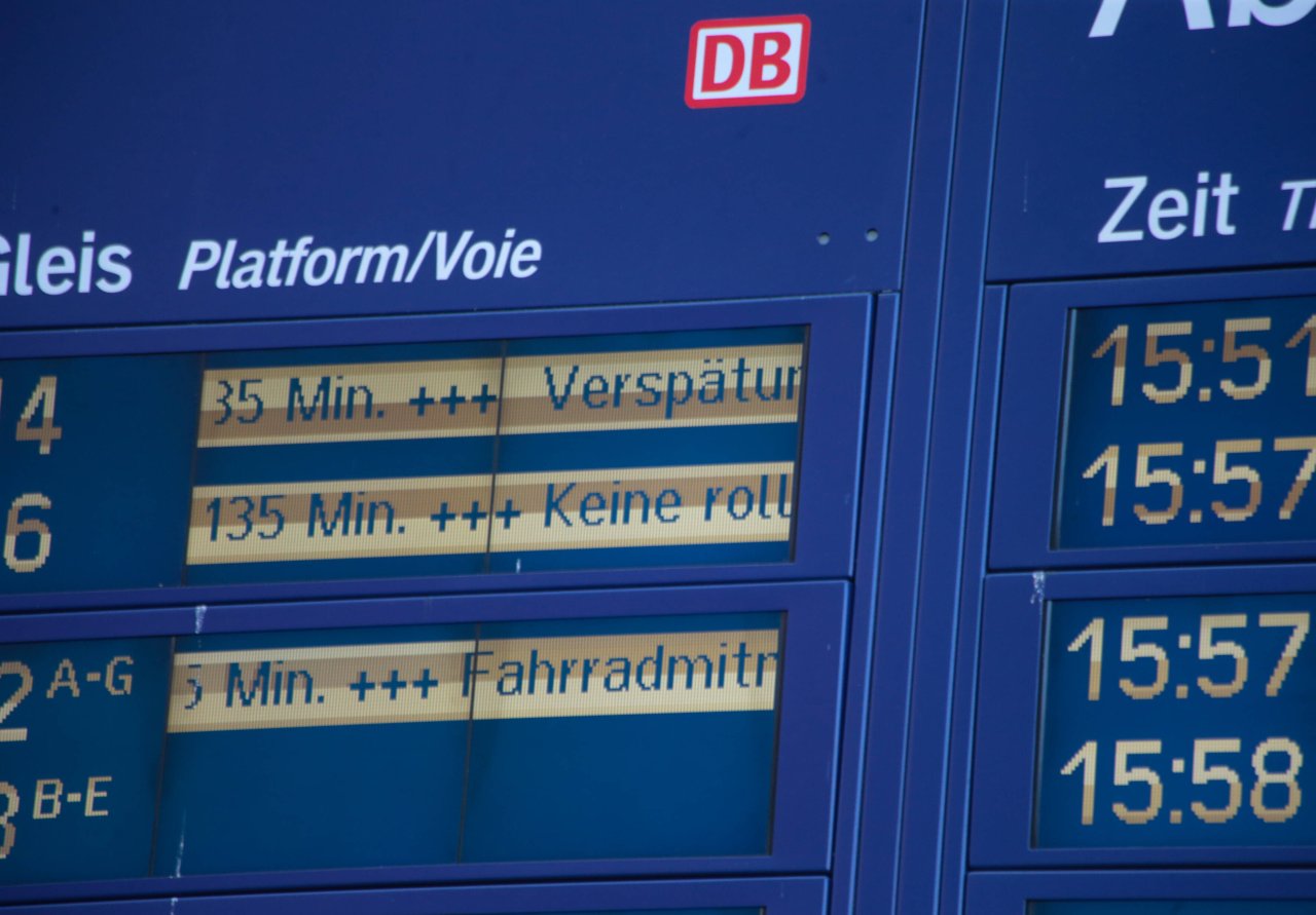 Deutsche Bahn: Frau nässt sich während Zugfahrt ein. (Symbolbild)
