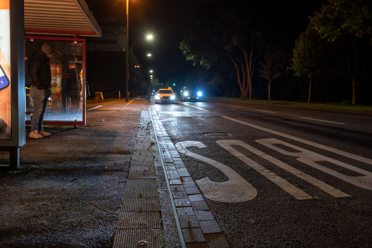 In Dortmund ist ein Mann nachts an einer Bushaltestelle ausgeraubt worden. (Symbolbild)