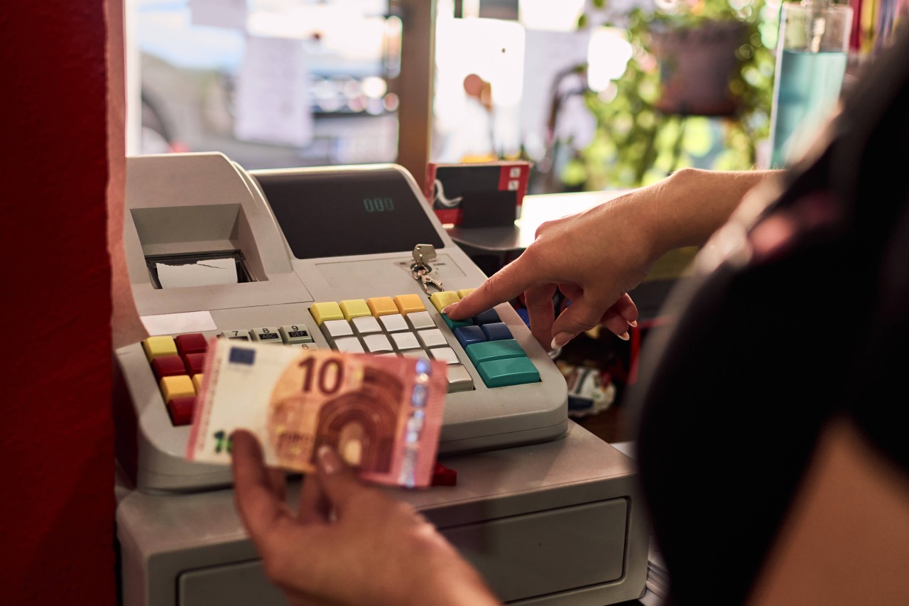 Bei Edeka, Rewe und Co. wird das Bargeld langsam knapp. (Symbolbild)