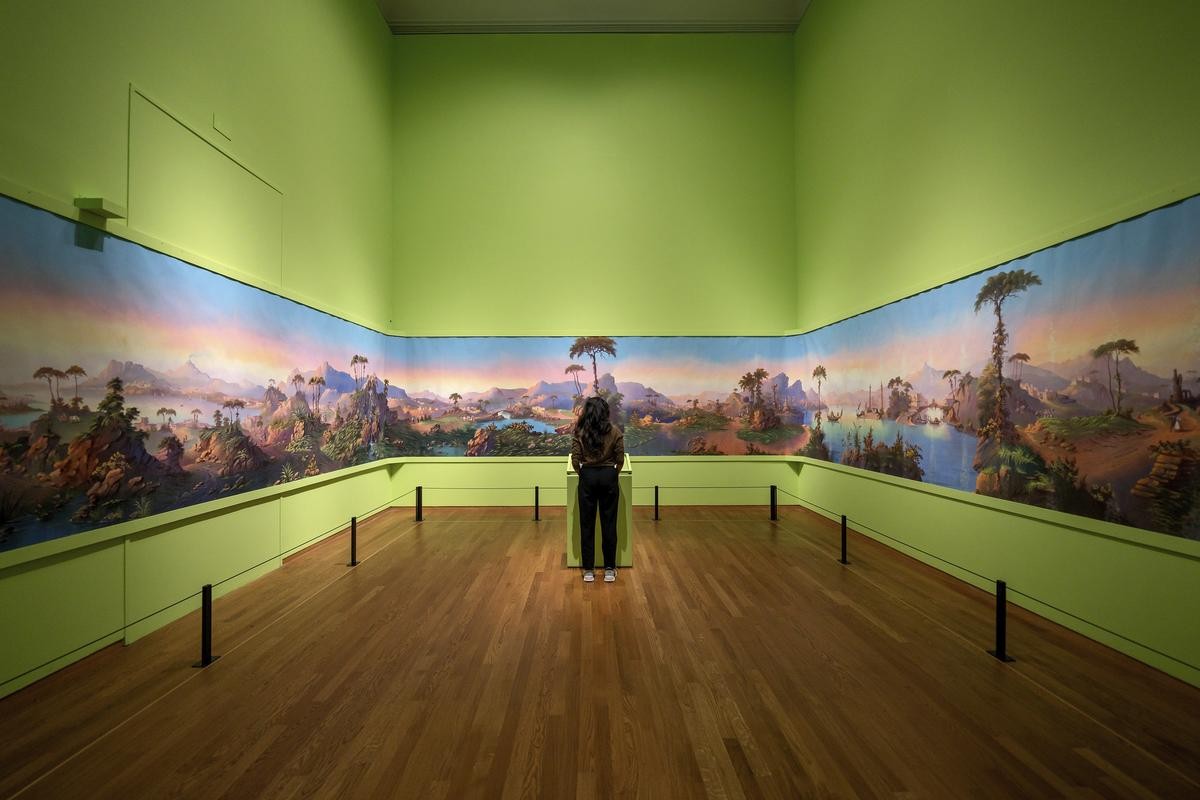 Eine Besucherin steht in der Ausstellung «XXL Papier» im Rijksmuseum. 12 Meter hohe Zeichnungen oder ein 16 Meter langer Druck aus dem 17. Jahrhundert - Das Amsterdamer Rijksmuseum zeigt ab Freitag die aller-größten Werke seiner Sammlung: «XXL Papier - groß, größer, am Größten.» 