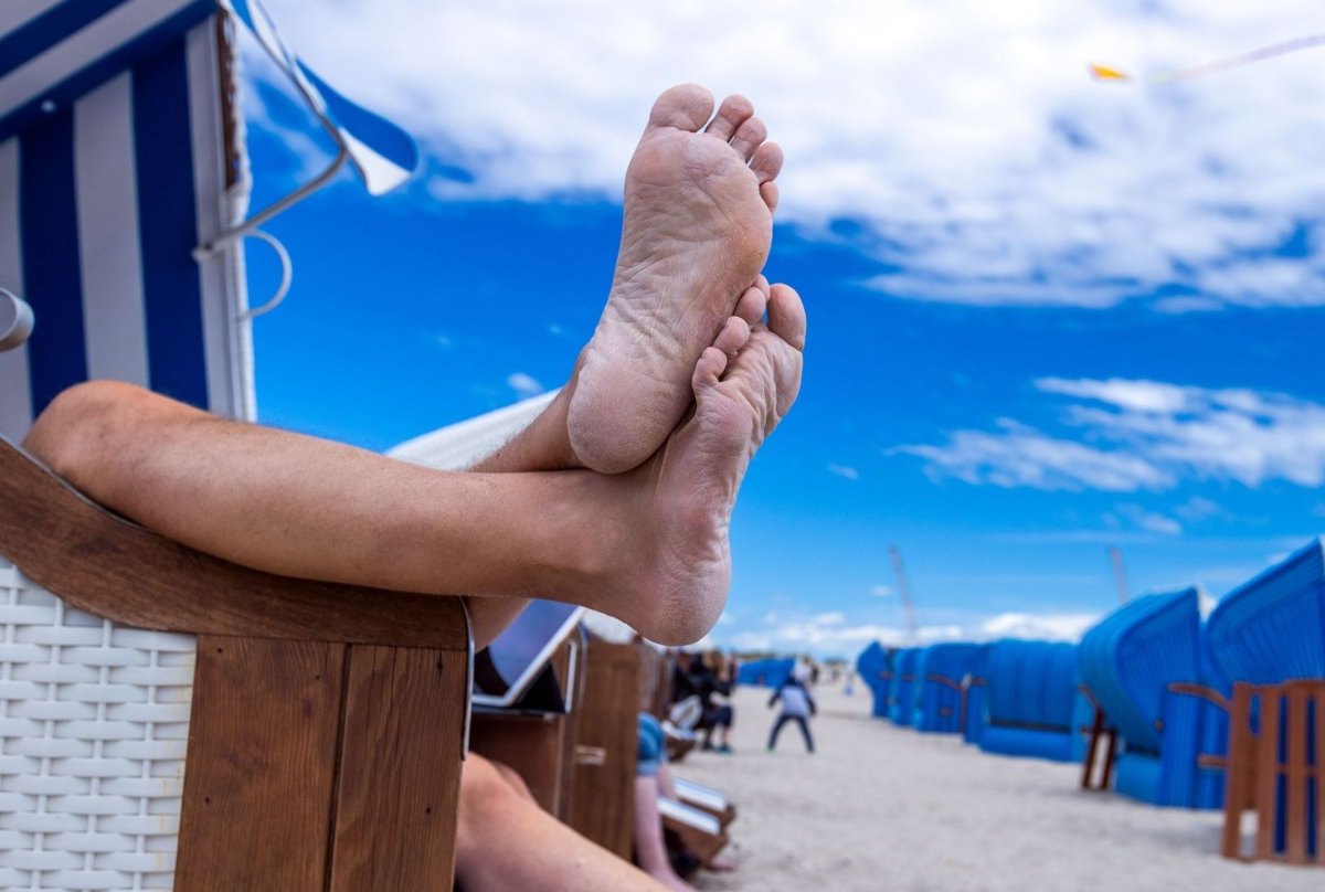 Eine Person sitzt in einem Strandkorb