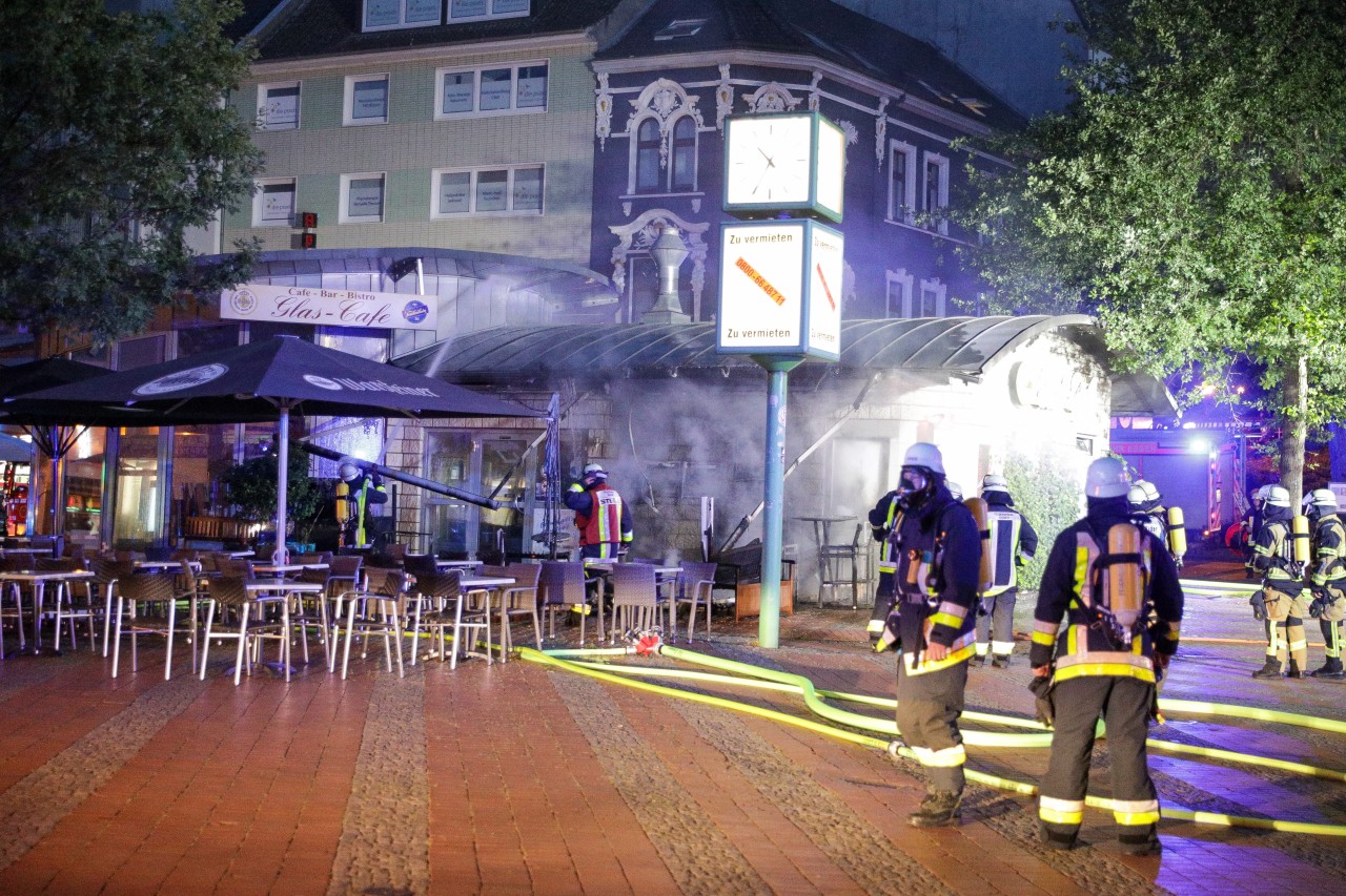 In Essen stand plötzlich ein Café in Essen in Flammen. 