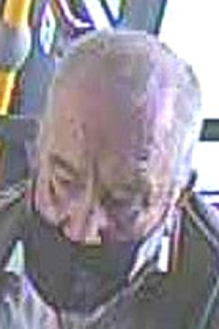 Dieser unbekannte Mann soll während einer Busfahrt in Essen ein Mädchen sexuell belästigt haben. 