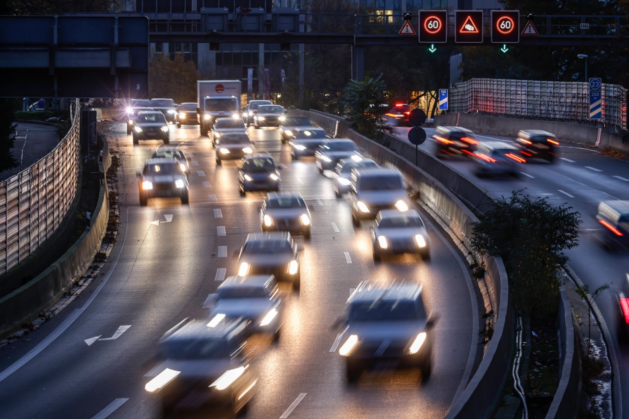 Auf der A52 in Essen ist es am Samstagnachmittag zu einem Unfall gekommen. (Symbolbild) Auf der A52 in Essen ist es am Samstagnachmittag zu einem Unfall gekommen. (Symbolbild)