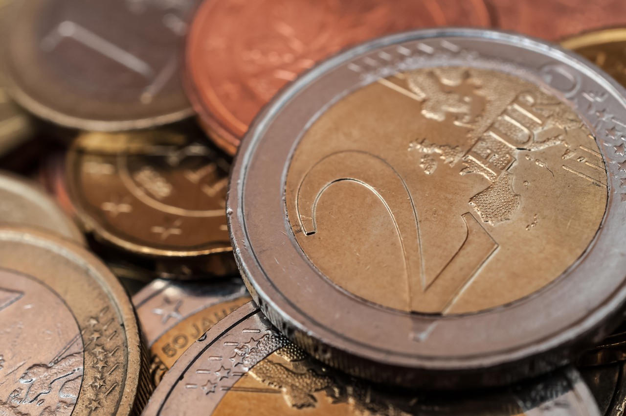 Verschiedene Makel machen diese 2-Euro-Münze unglaublich kostbar. (Symbolbild)