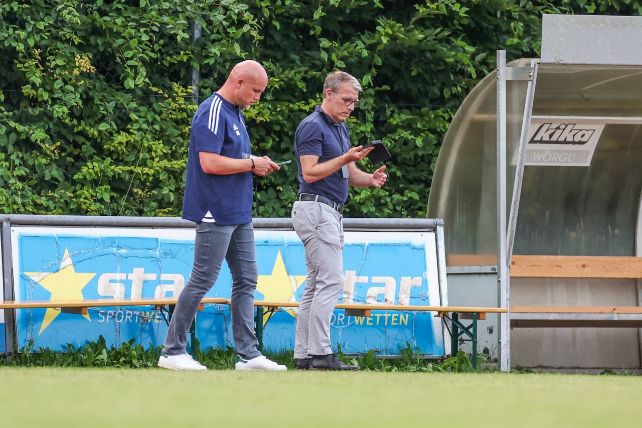 FC Schalke 04: Rouven Schröder hatte im Sommer einiges zutun. Sportvorstand Peter Knäbel lobte den Sportdirektor für seine Kaderplanung.