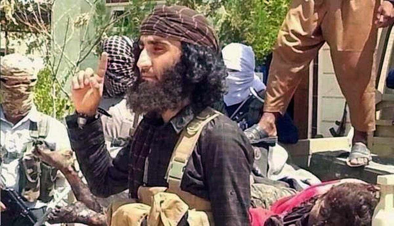 Die drei Männer zeigten den ISIS-Mittelfinger, genau wie der früherer IS-Kommandant Abu Khattab al-Kurdi hier im Jahr 2014.