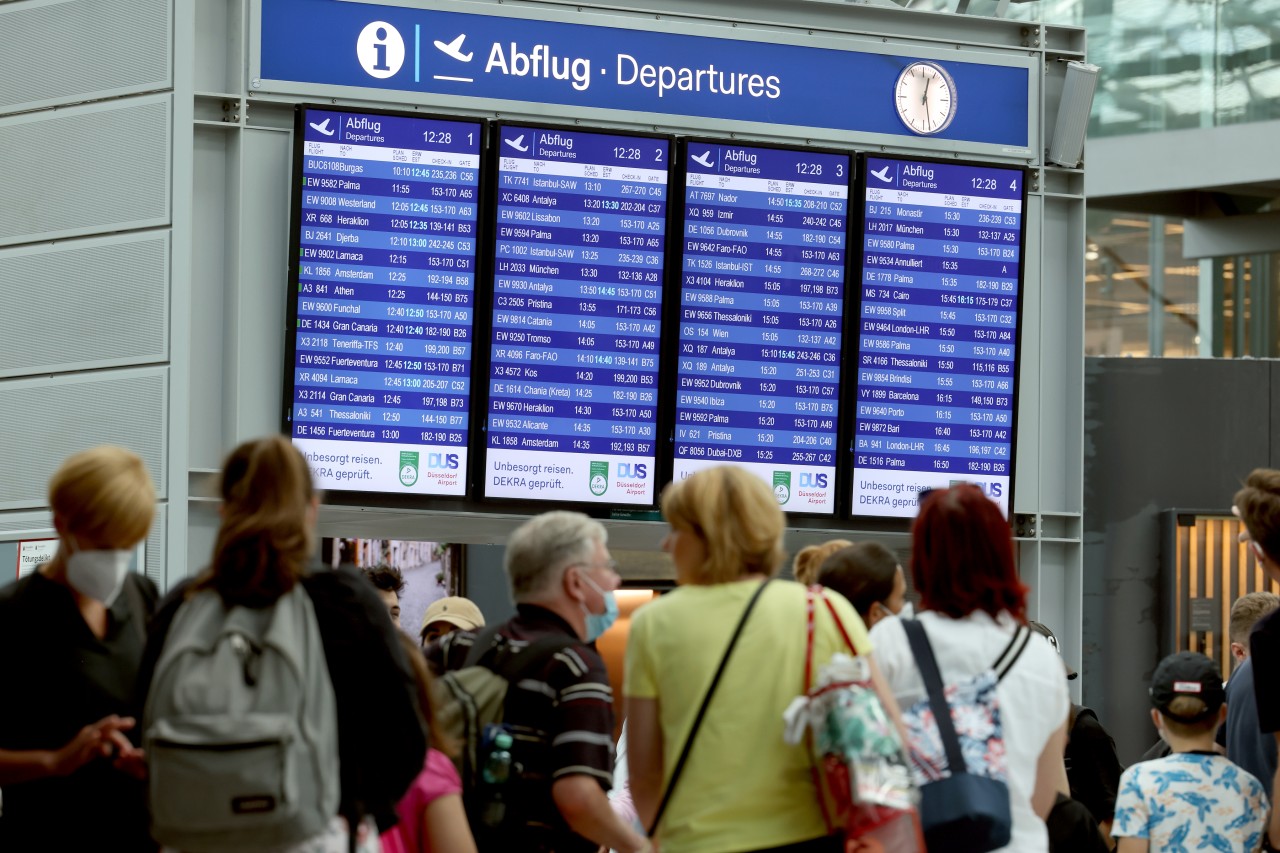 Am Flughafen Düsseldorf ist in den Sommerferien in NRW Chaos vorprogrammiert. (Symbolfoto)