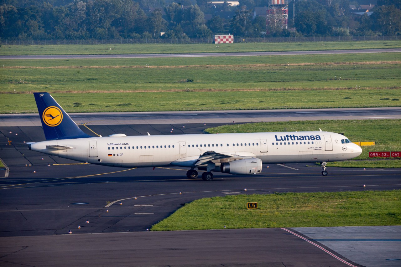 Am Flughafen Düsseldorf werden am Mittwoch wohl einige Lufthansa-Maschinen verspätet starten.