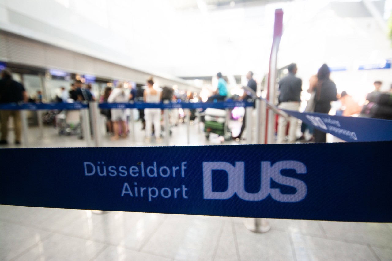 Frust pur am Flughafen Düsseldorf: Reisende müssen am Airport weiterhin viel Geduld mitbringen. (Archivfoto)