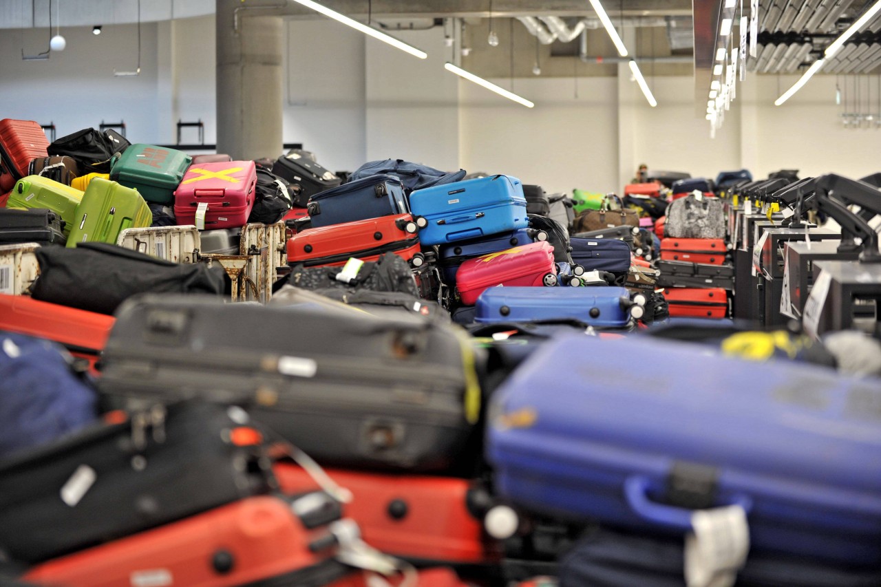 Am Flughafen in Frankfurt herrscht ein riesiges Chaos. Hunderte Koffer stapeln sich in der Halle. 