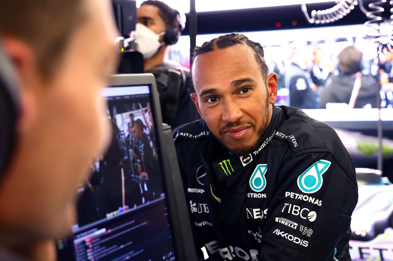 Hamilton ohne Piercing in der Mercedes-Garage.
