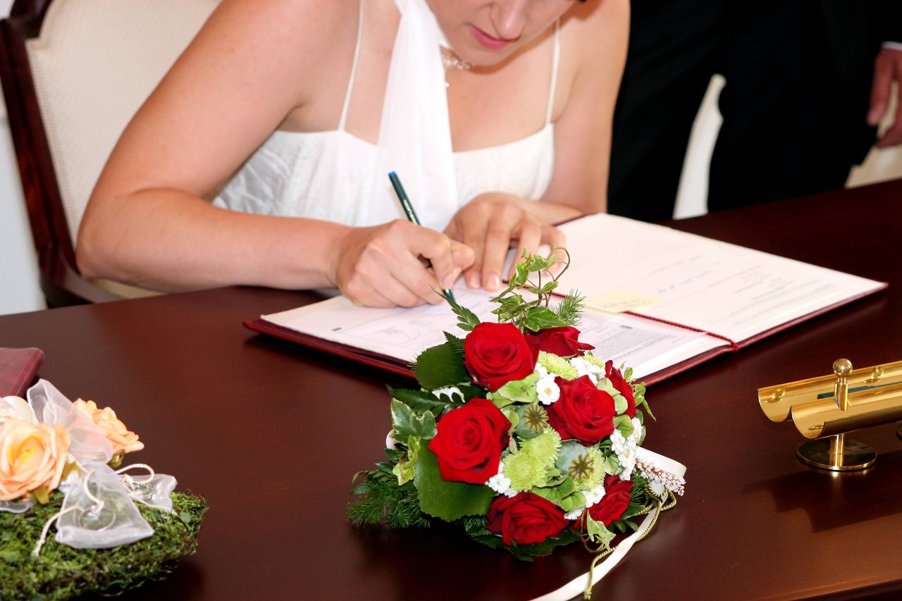 Hochzeit: Ein frisch vermähltes Paar hat einen Ehevertrag mit einer kuriosen Klausel aufgesetzt. (Symbolbild)