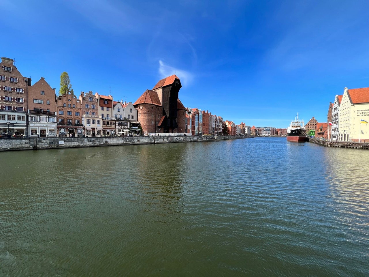 Das imposante mittelalterliche Krantor Brama Żuraw ist das Wahrzeichen von Gdansk. 