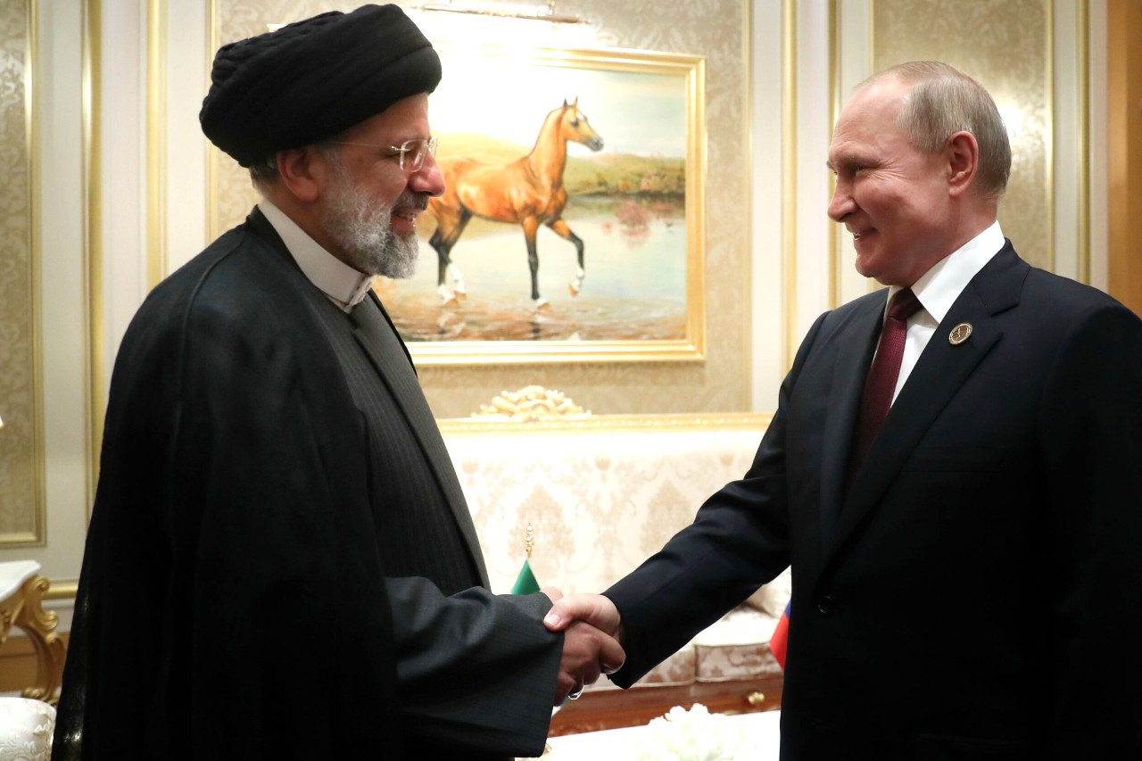 Suchen den Schulterschluss: Irans Präsident Ebrahim Raisi und Russlands Präsident Wladimir Putin. 
