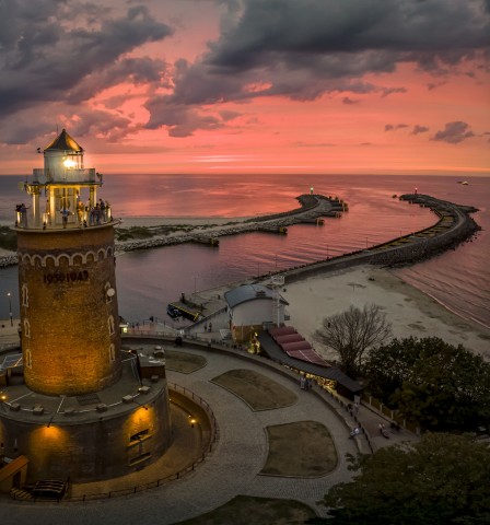 Der Leuchtturm oberhalb der Hafeneinfahrt von Kolobrzeg / Kolberg.