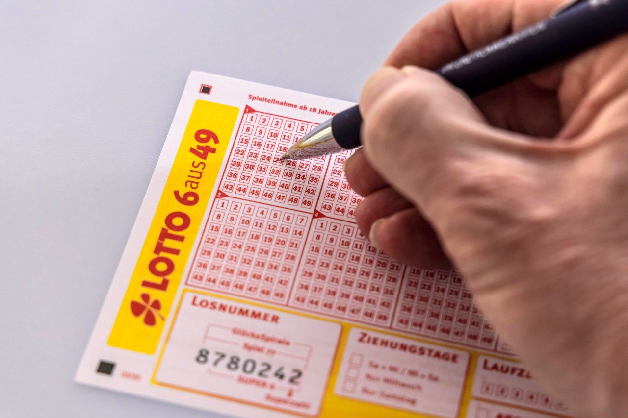 Wer Lotto spielt, sollte jetzt dringend seinen Tippschein checken! (Symbolbild)
