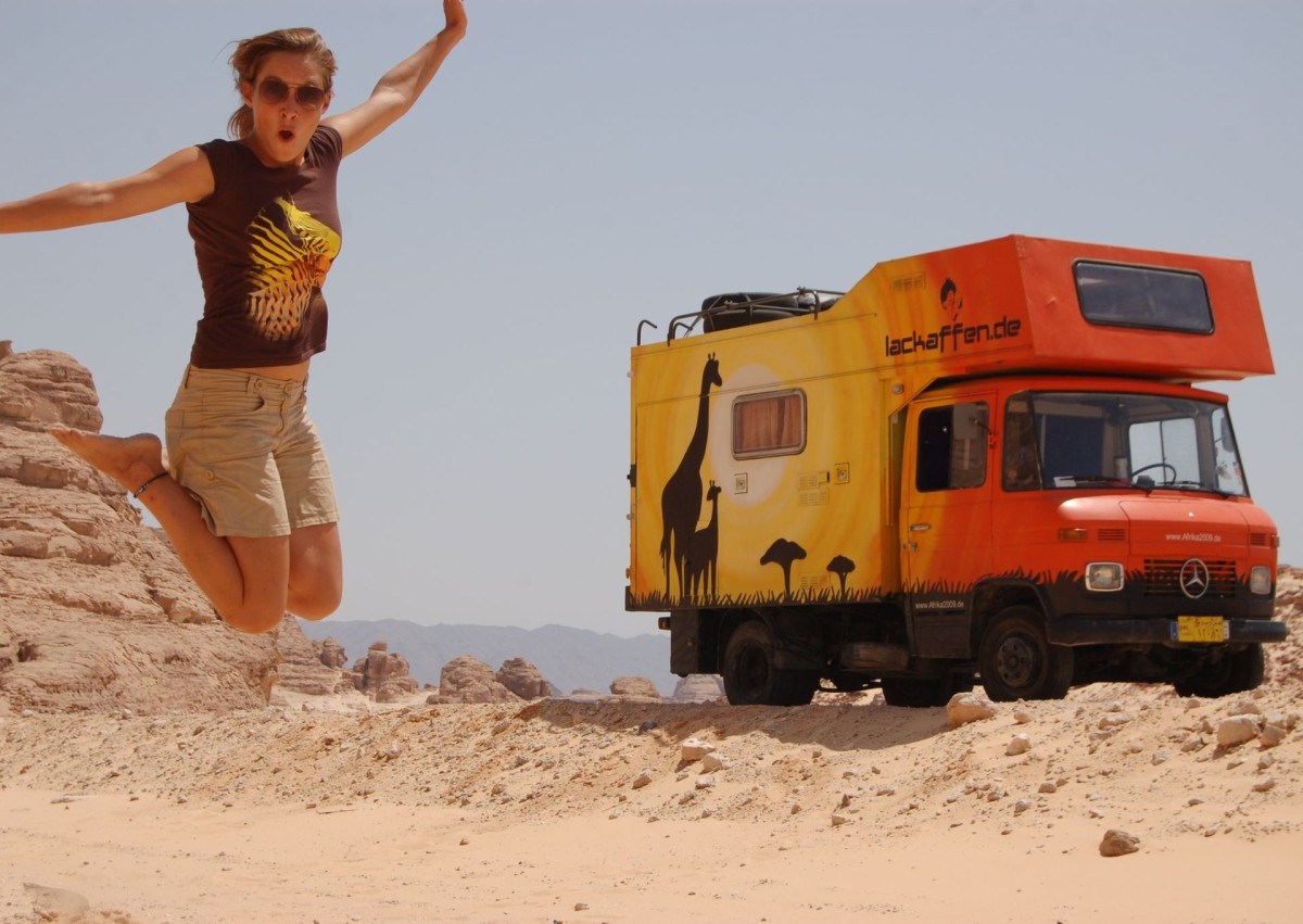 Maria Bester mit dem umgebauten Eiscremetruck auf ihrer Reise quer durch Afrika.