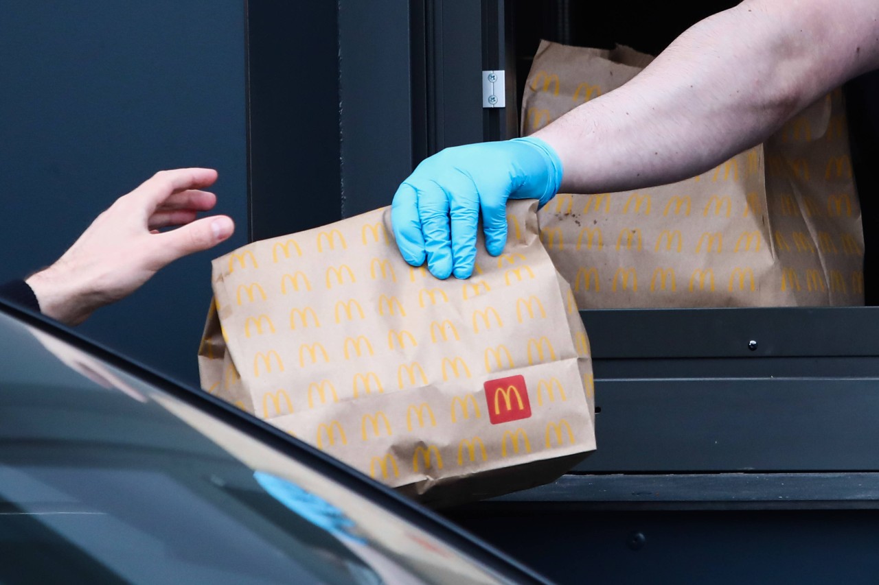 Eine Frau ist im Drive-In von McDonald's ausgeflippt, als ihr die Mitarbeiter ihren Burger nicht zubereiten können. (Symbolbild)