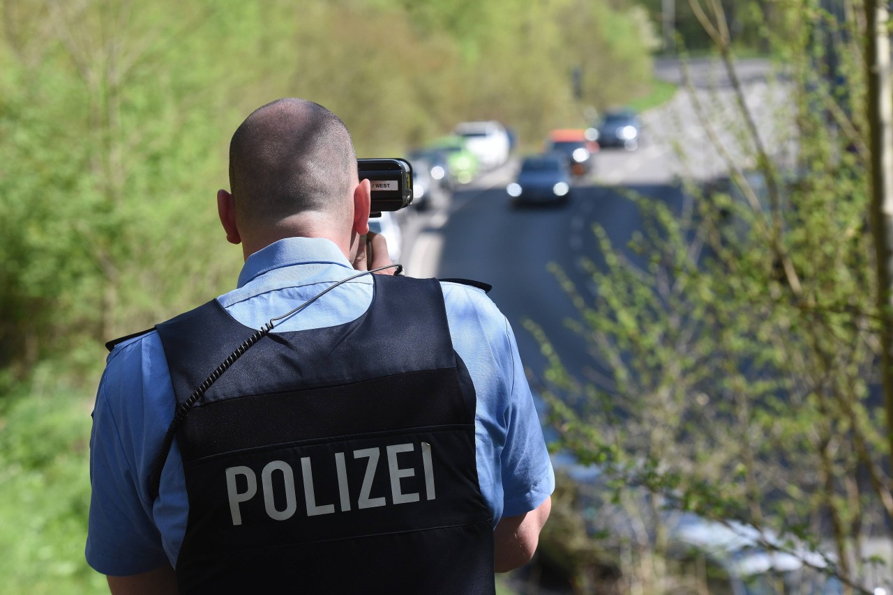 In Mülheim hat die Polizei den Blitzer ausgepackt. Dabei ist den Beamten jedoch ein folgenschwerer Fehler unterlaufen. (Symbolbild)