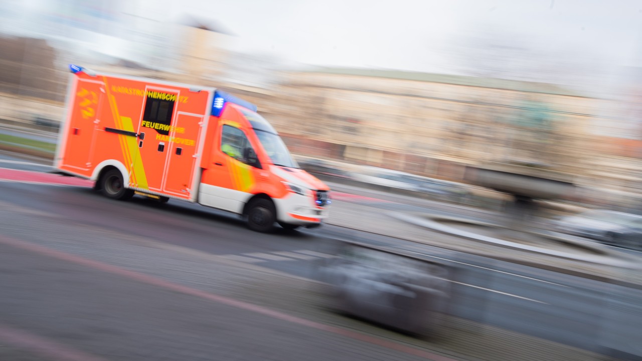 Mülheim: Bei einer Kollision mit einem Lkw wurde ein achtjähriger Junge lebensgefährlich verletzt. (Symbolbild)