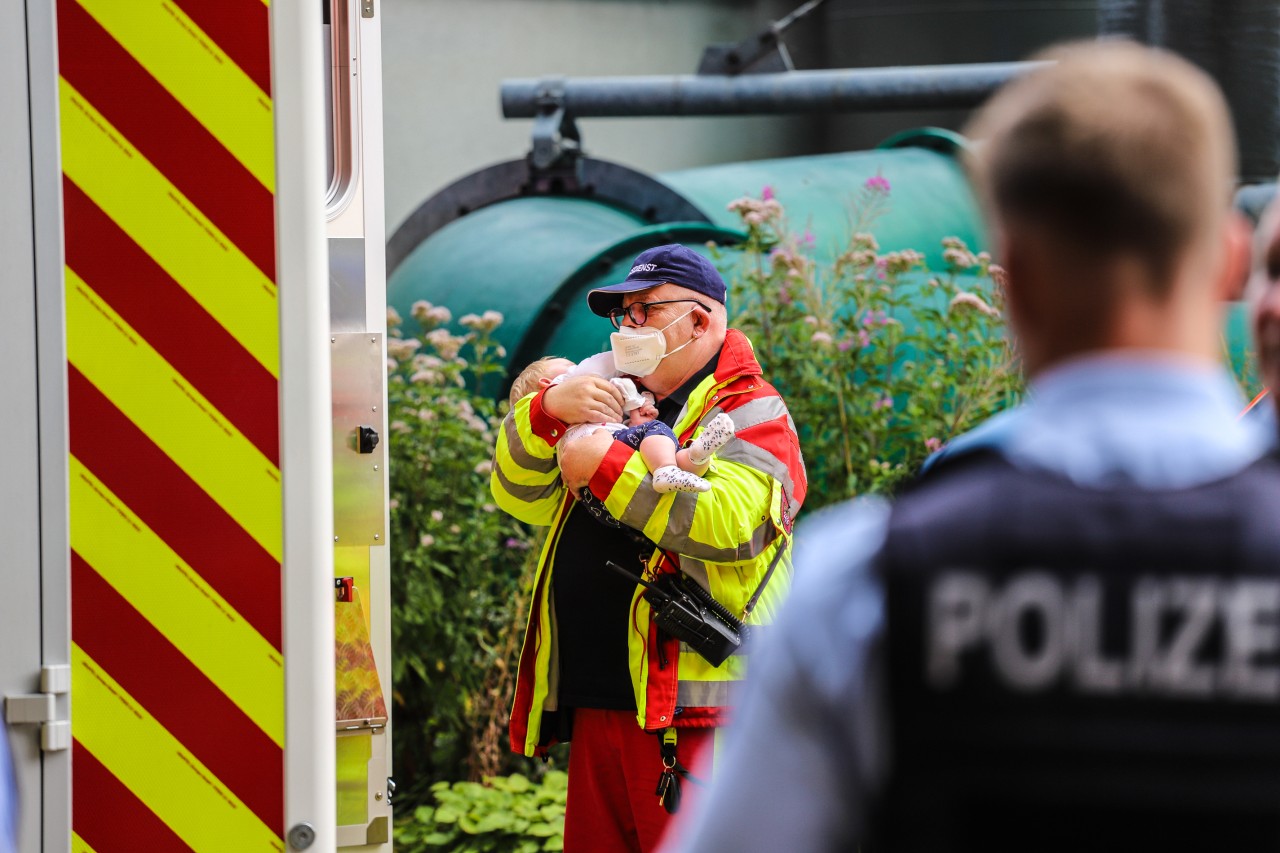 NRW: Rettungskräfte kümmern sich um betroffene Kinder am Familienbad Nattenberg in Lüdenscheid.