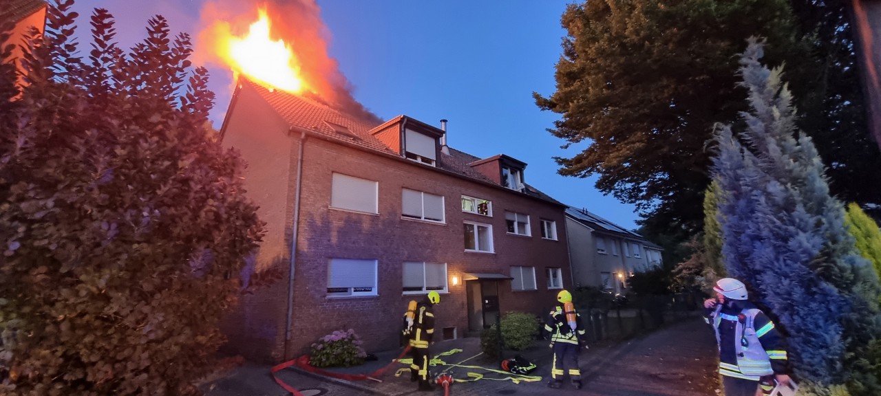 Im Stadtteil Alstaden-Ost in Oberhausen musste die Feuerwehr wegen eines Brandes in einem Mehrfamilienhaus ausrücken. Die Einsatzkräfte waren stundenlang im Einsatz. 