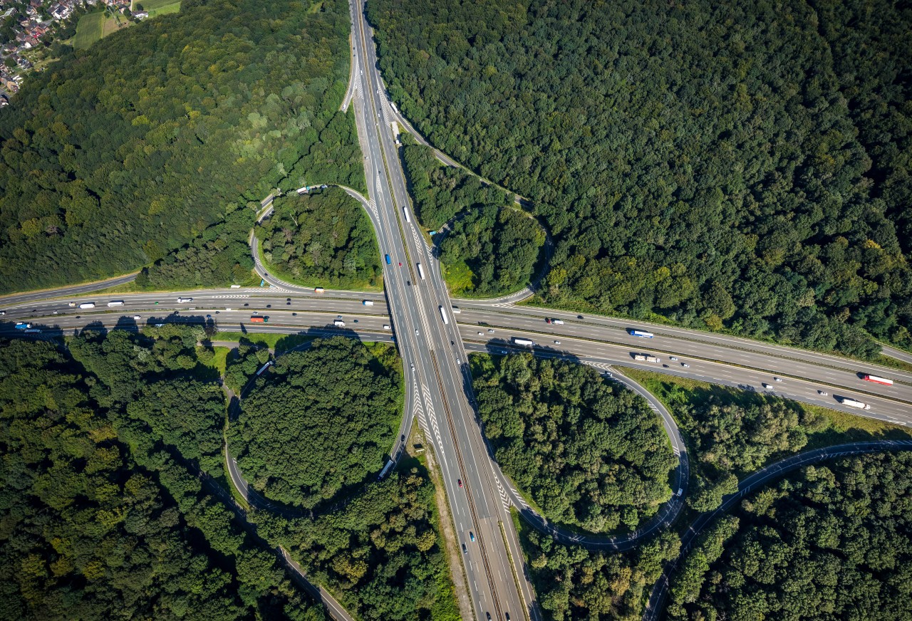 Nach einem Unfall ist die A2 Richtung Dortmund im Autobahnkreuz Oberhausen/Königshardt gesperrt. Auch die A3 ist betroffen. (Archivfoto)