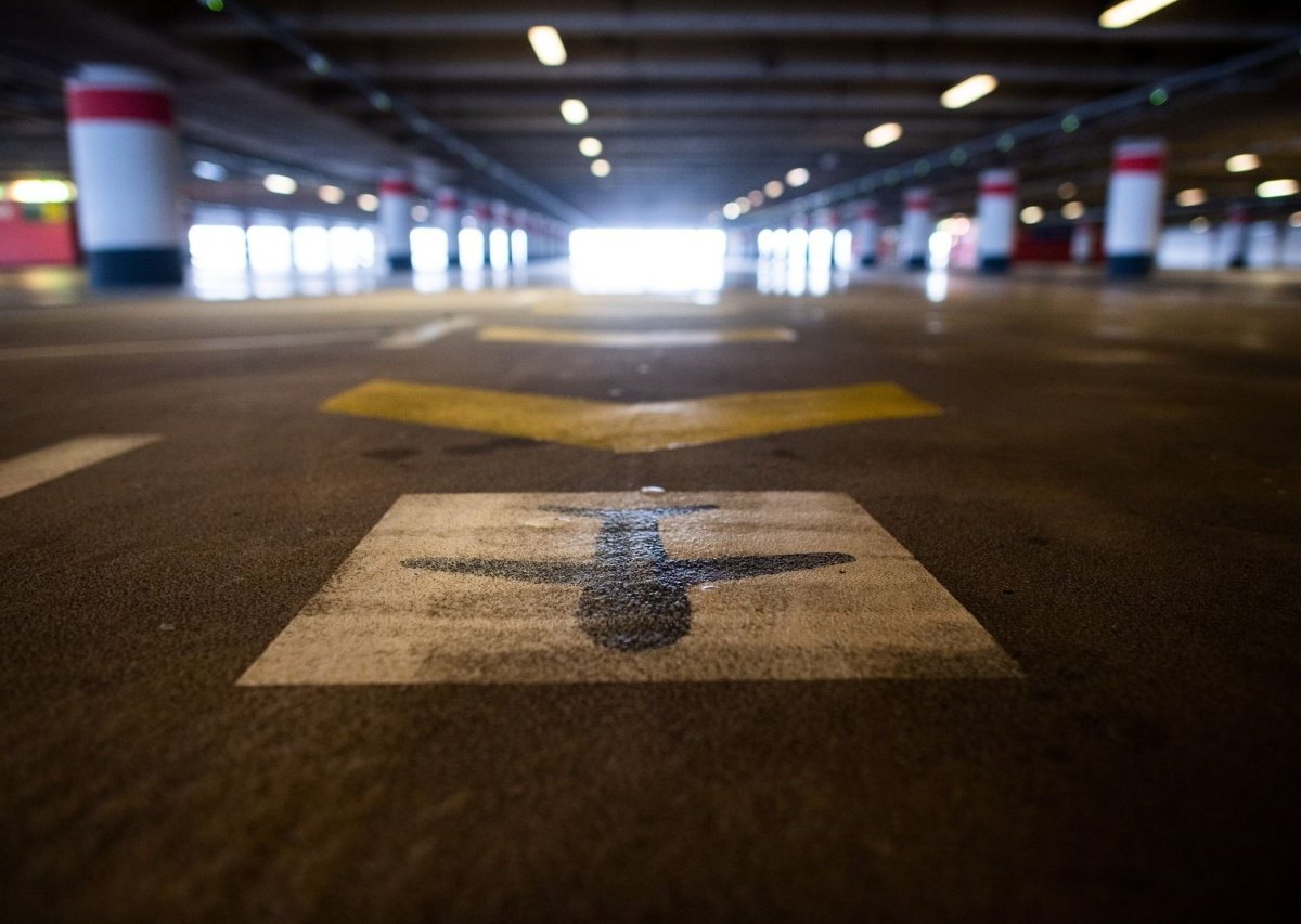 Parkdeck in einem Flughafenparkhaus