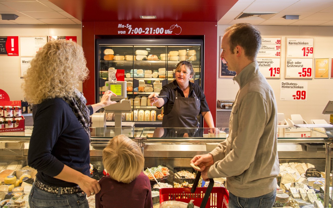 Die Frische-Theke bleibt in diesem Rewe in Dortmund aktuell ab 15 Uhr dicht. (Symbolbild)