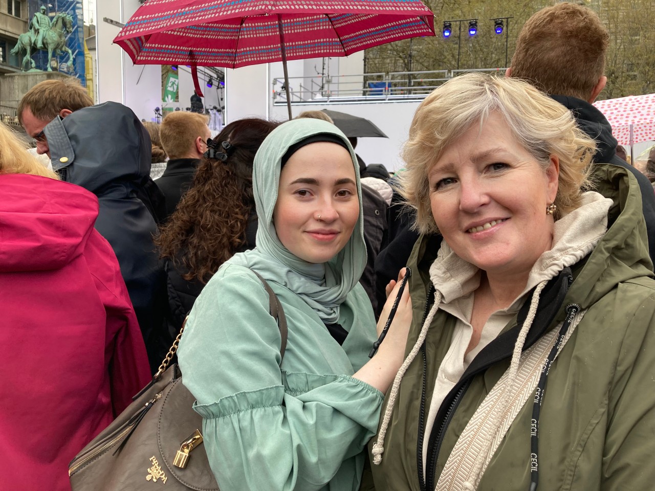 Ruhrgebiet: Theresa Klasen (l.) und Mama Dorothee Klasen (r.) sind ein eingespieltes Team - auch wenn sie einen anderen Glauben haben. Ruhrgebiet: Theresa Klasen (l.) und Mama Dorothee Klasen (r.) sind ein eingespieltes Team - auch wenn sie einen anderen Glauben haben.