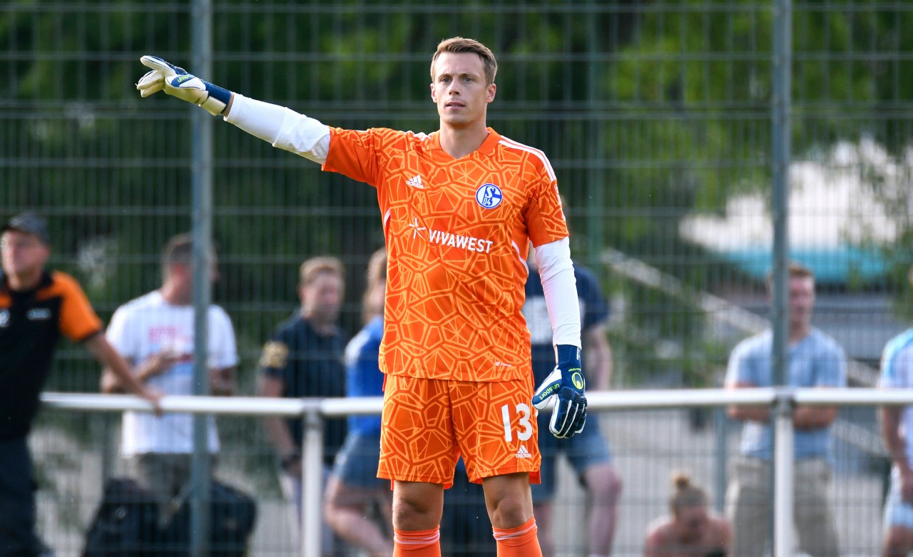 Im zweiten Anlauf ist Alexander Schwolow doch noch bei Schalke 04 gelandet.