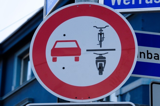 Essen: Dieses Schild verbietet Autofahrern das Überholen von Zweirädern.