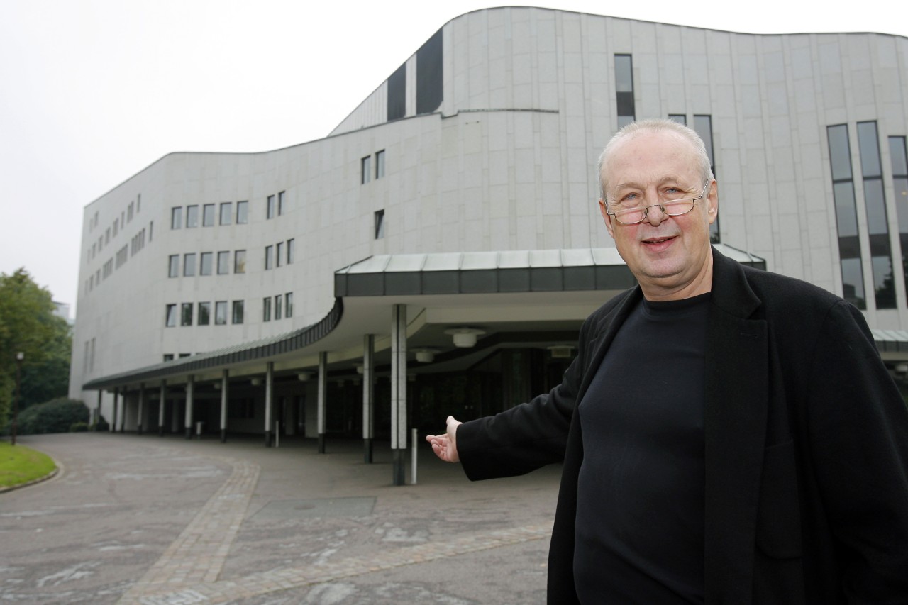 Stefan Soltesz als Intendant und Generalmusikdirektor während seiner Zeit in Essen vor dem Aalto-Theater (Foto von 2008). 