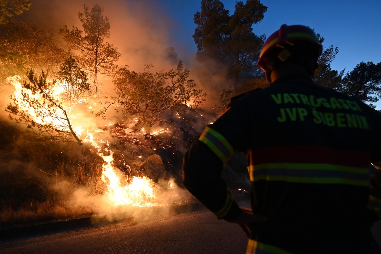 Urlaub in Kroatien wird zur Feuer-Hölle. Schlimmer Brand nahe der dalmatinischen Stadt Sibenik. 