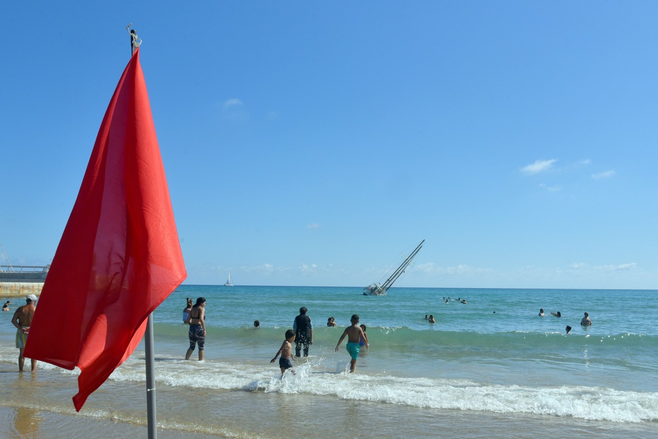 Urlaub auf Mallorca: Am Muro-Strand kann das Baden bei wehender roter Fahne teuer werden. (Symbolbild)