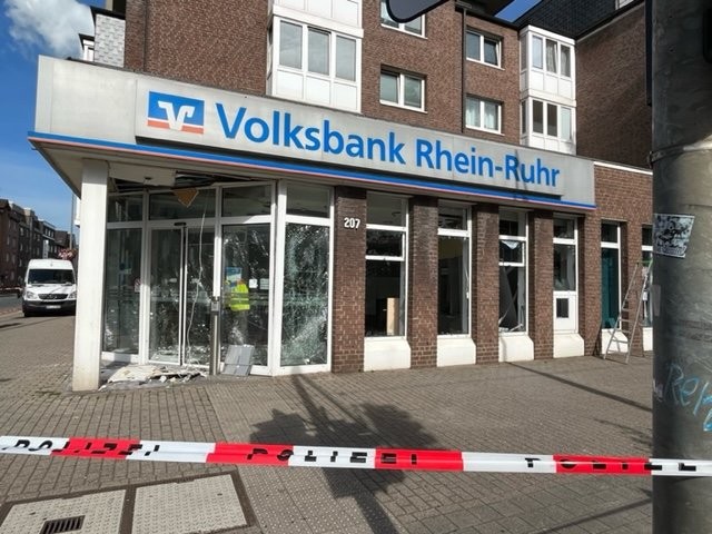 Ein Geldautomat dieser Volksbank in Duisburg ist in der Nacht zu Dienstag gesprengt worden. Die Ermittlungen laufen.