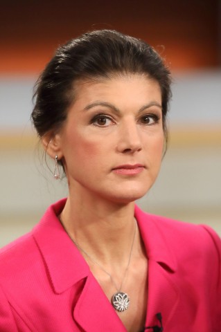 Der Ex-Ehemann von Sahra Wagenknecht driftet politisch mehr und mehr ab. Auch die Linkspartei-Politikerin steht aufgrund ihrer Positionen im Ukraine-Krieg in der Kritik. 