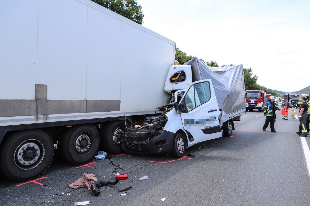 Auf der A1 in NRW kam es zu einem schweren Unfall. Ein Mann fuhr ungebremst in ein Stauende.