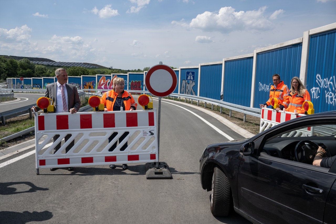 Eröffnung der A2-Anschlussstelle Lünen-Süd am 30.06.2022 in Lünen. Jürgen Kleine-Frauns, Bürgermeister von Lünen (l) nimmt an der offiziellen Eröffnung teil – vermutlich, ohne einen Tippfehler auf einem der neuen Schilder zu bemerken! 