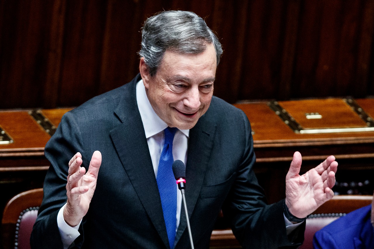 21.07.2022, Italien, Rom: Mario Draghi, Ministerpräsident von Italien, winkt am Ende seiner Rede im Parlament. Italiens Staatspräsident Mattarella hat den Rücktritt des Regierungschefs angenommen. 