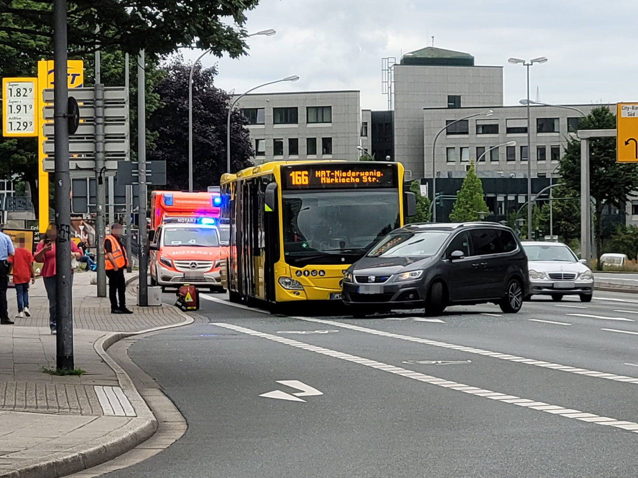 In Essen ist ein Bus der Linie 166 in der Innenstadt in ein Auto gecrasht. 